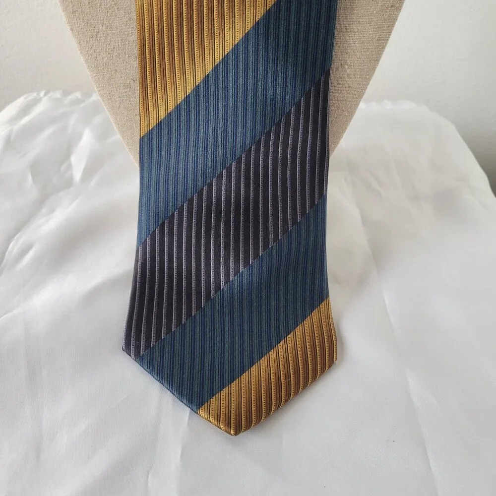 Ungaro Paris 100% Silk Men's Tie Necktie - Made in Italy